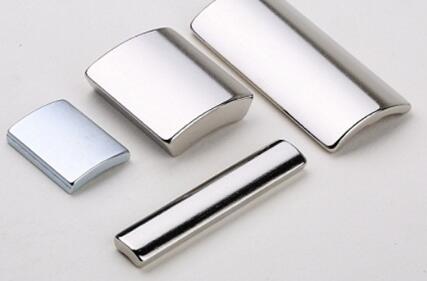 電機內部的磁鐵有弧形和方形，它們之間有什么區別?